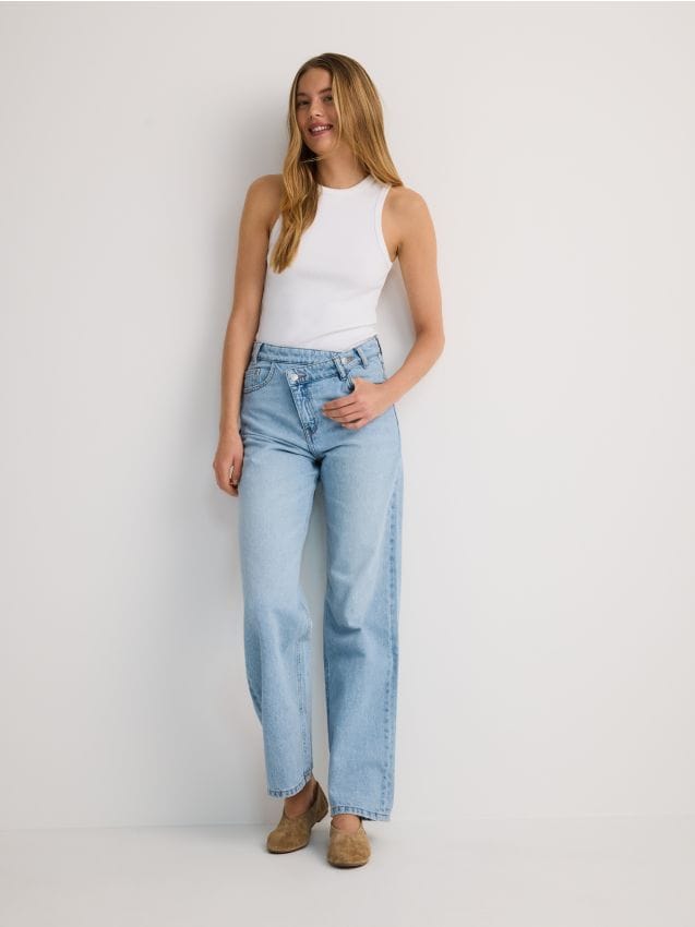 Wide leg jeans with asymmetric fastening - RESERVED