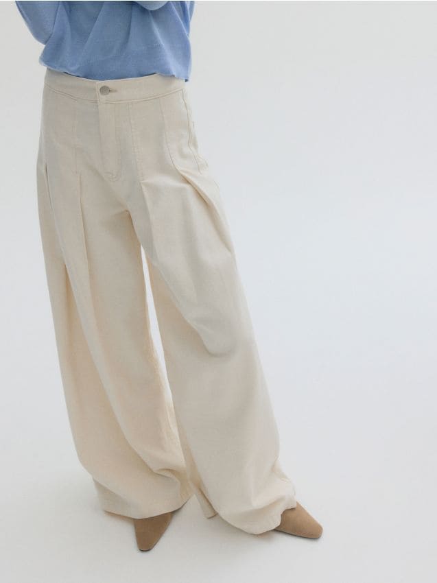 Wide-Leg-Jeans mit Plissees - RESERVED