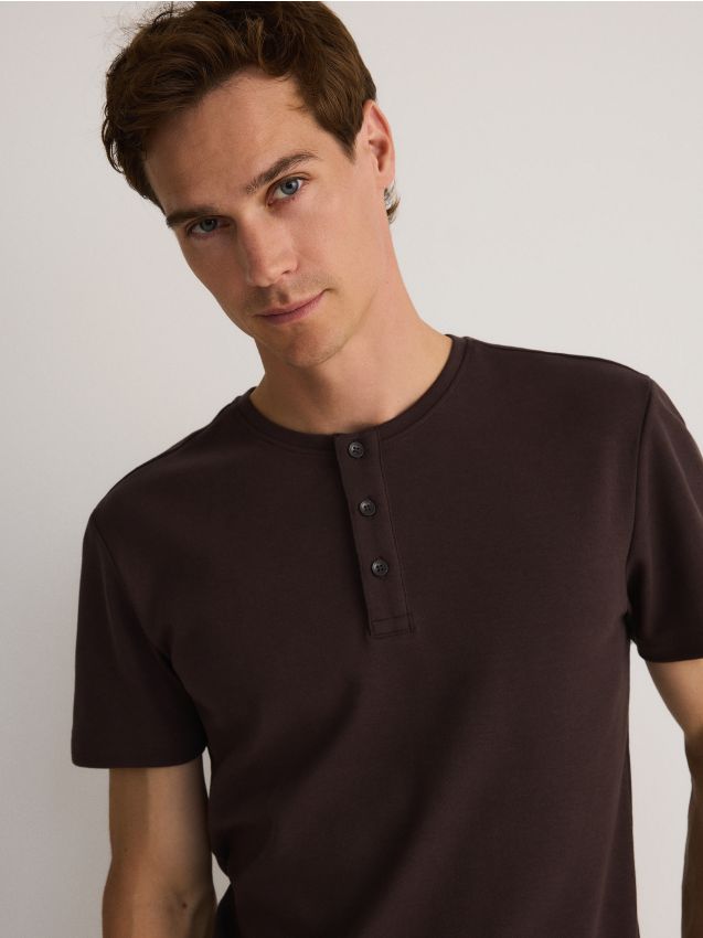 Reserved - tricou slim cu guler cu închidere cu nasturi - maro-închis
