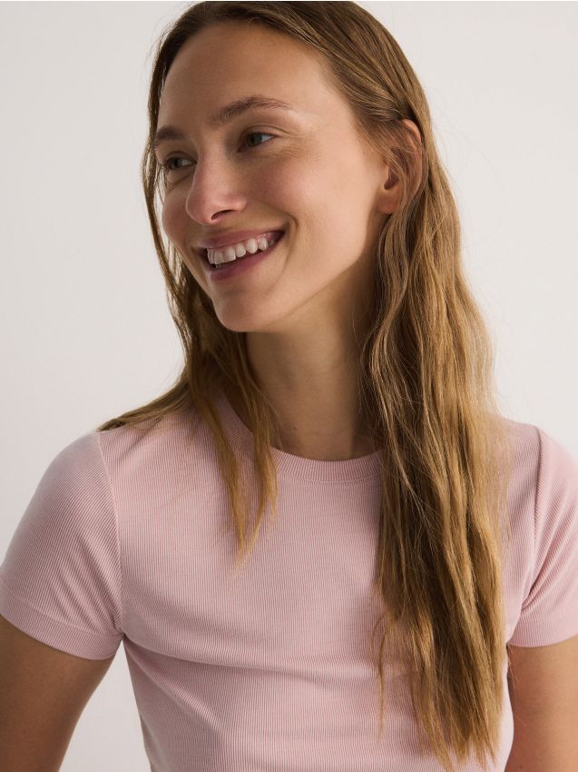 Reserved - tricou din tricot striat cu conținut ridicat de modal - roz-pastel
